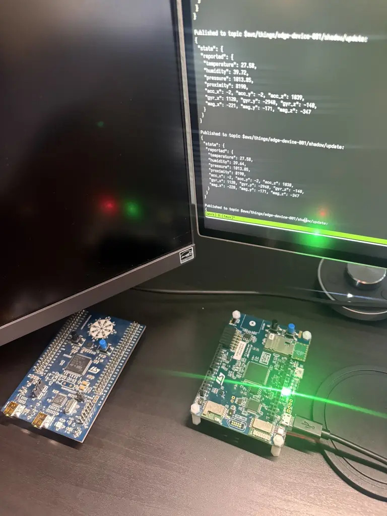 Lær hvordan en sikker IoT-gateway bygget i Rust kan sikre pålidelig telemetri fra edge til cloud. Arkitektur, mTLS, MQTT, WAL og observability.
