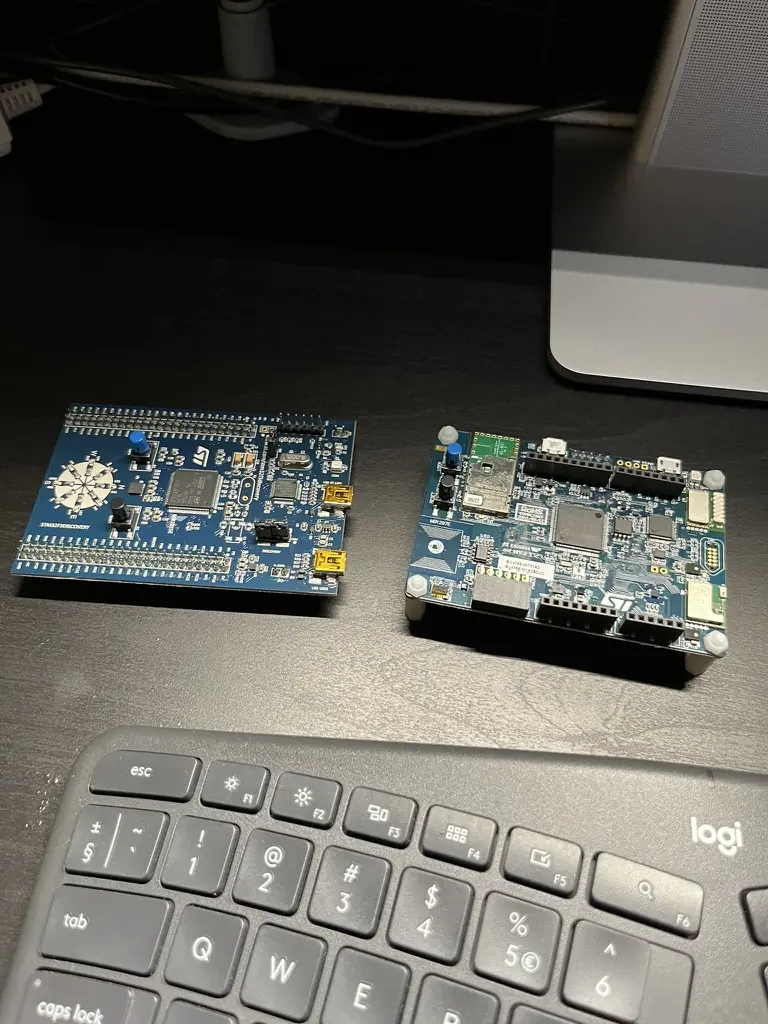 I dette blogindlæg gennemgår jeg typiske sårbarheder i IoT-enheder og giver konkrete anbefalinger til at forbedre IT-sikkerheden.